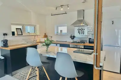 Image de Pass the Keys | Family home walking distance to beach/Pet friendly