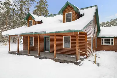 Image de Cabin In the Pines, On Snowmobile Trail