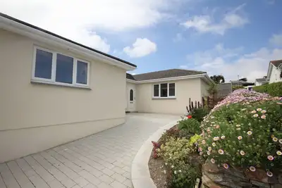 Image de Single level Holiday Home within yards of the Camel Estuary, parking and garden