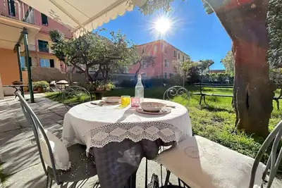Image de Sherlock House - apartment with garden and parking space only if available