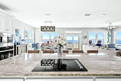 Image de Stunning Gulf-Front Sunsets! Secluded Beach, Private Pool, Elevator, &Beach Gear