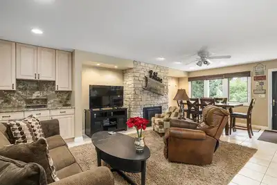 Image de Poolside, At the Base of Boyne Mountain, Perfect for Families, Sleeps 10