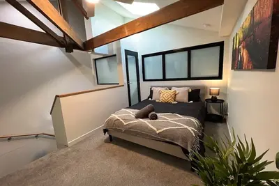 Image de Well located Apt with Loft Bedroom & Aircon