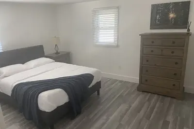 Image de Super Conveniently located & fully remodeled!