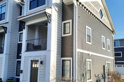 Image de Spacious 3 Room Condo Near Michigan's Piers and Waterways