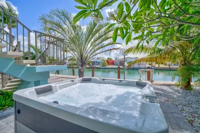 Image de Kayaks, Hot Tub, Dock, Cabana Club