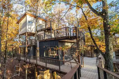 Image de Skywalk Treehouse: 4 Treehouses Linked by Bridges