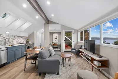Image de Modern 1 Br apt in Old Town w\/view. Walk to beach.
