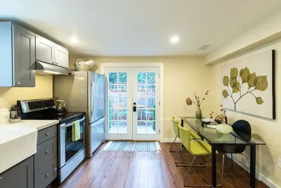 Image de Cozy Bungalow in  Beautiful Neighborhood