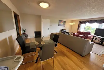 Image de Spacious 2-bedroom Suite with parking and Ac