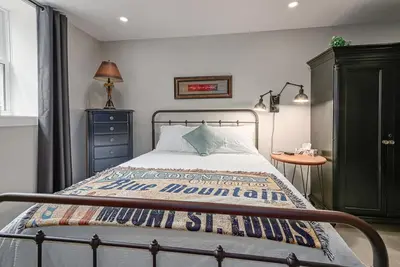 Private Queen Bed Studio near hiking, biking, golf, beach, spa and Blue Mountain
