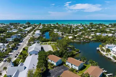 Image de Endless Summer-  On Pine Ave, steps to beach & pier w/ water view & dock