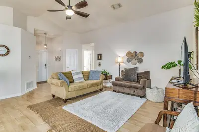 Image de 10 mins to Five Flags Speedway, Fenced Backyard