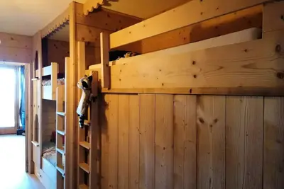 Grand studio esprit montagne pour 5, balcon spacieux avec vue dégagée sur la vallée, centre station, proche des pistes, à Pra Lo