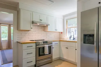 Image de Walk to the beach from this classy and compact cottage