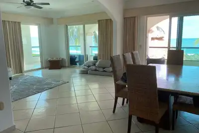 Huge Private Oceanview Terrace, Corner Condo in Front of the Beach, Resort Pool!
