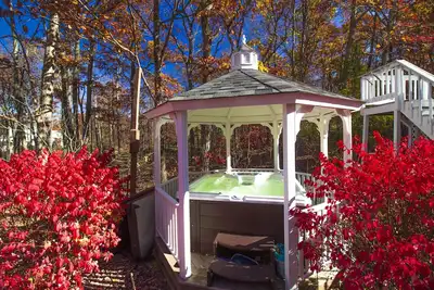 Stunning Poconos Villa - Hot Tub, Pool, Game Room, Firepit, Bbq & more.
