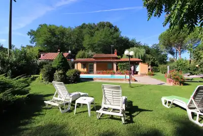 Image de Maisonnette idéal pour les couples, grand jardin clos avec piscine privée. Animaux domestiques admis