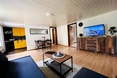 Image de Bel appartement dans un immeuble ancien récemment meublé dans le centre avec Apple Tv