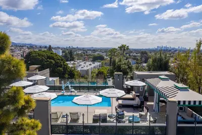Image de Appreciate the Beauty of Hollywood at an Exemplary Suite! Rooftop Pool, Balcony