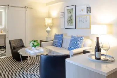 Image de Luxurious Suite Near Hollywood Museum! Rooftop Pool, Pet-friendly, Balcony!