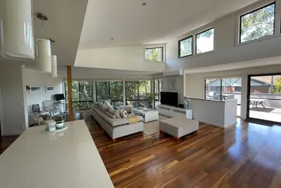 Image de Luxury beach house, 4 mins walk to Denhams Beach.