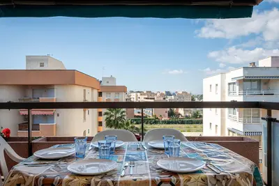 Image de Appartement en Bord de Mer avec Accès Direct à la Plage, Piscines et Parking Privé