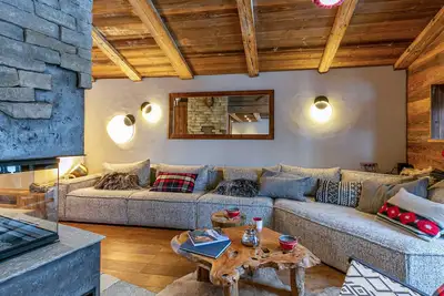 Image de Appartement de Prestige avec Cheminée au Centre de Val-d'Isère, à Proximité des Pistes et Commerces