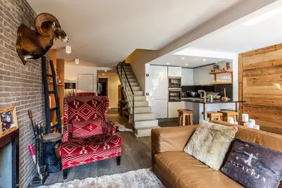 Image de Appartement duplex haut de gamme avec cheminée au cœur de Val-d'Isère, proche des pistes et commodités