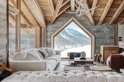 Image de Chalet de luxe avec piscine, sauna, hammam, cinéma et salle de jeu