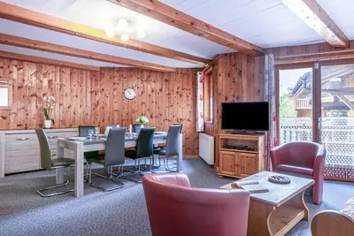 Image de Appartement montagnard dans chalet rustique au cœur du vieux village, aux pieds des pistes, Val-d'Isère.