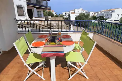 Appartement Confortable à Sant Genis, Llançà, Proche Plage de Grifeu, Idéal Familles!