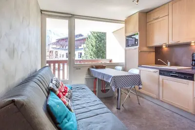 Image de Studio moderne avec parking couvert à 10 min du centre, balcon Sud/Est, non-fumeur, animaux acceptés
