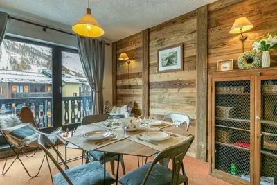 Image de Appartement soigné à Val-d'Isère avec Wifi, parking couvert, à 10 min des pistes, navette gratuite.