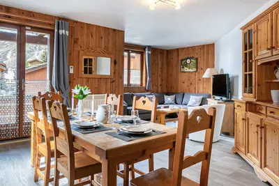 Image de Appartement de style montagnard dans chalet rustique, au cœur du vieux village et aux pieds des pistes