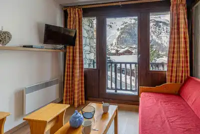 Image de Appartement rénové skis aux pieds avec parking couvert, au cœur de Val-d'Isère