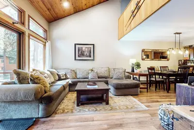 Image de Modern, Large & Bright. Near Golf Course! Balcony & Gas Grill, Quiet Location