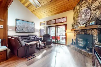 Image de Grand Home in the Heart of Town! Dual Master Suites, Gas Grill. Pool On-site