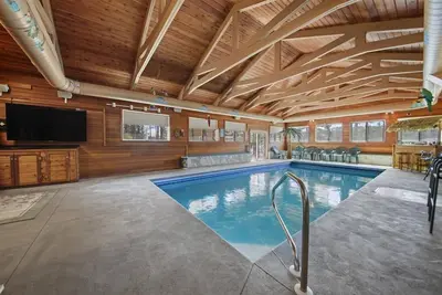 Image de Smith's Point Retreat on Lake Winnipesaukee with indoor pool!
