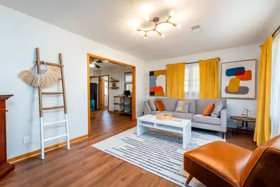 Image de Charming, mid century home in the quaint town of Parsons, Tn.