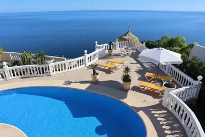 Image de Fantastic villa with pool - directly on the sea cliff.