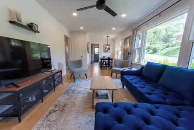 Image de Newly-renovated 5br home near Uva, Downtown, i64. Weddings/bachelorette parties!
