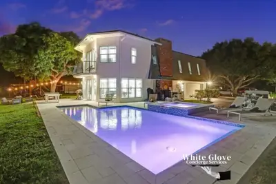 Stunning New Pool Jacuzzi 7br Game Room Walk to the beach