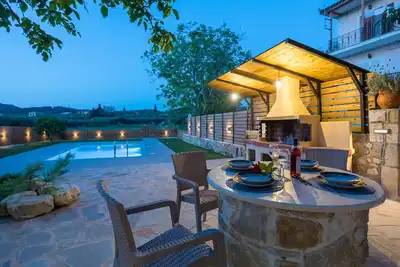 Image de Villa \"Athina's House\" avec vue sur les montagnes, piscine et Wi-Fi.