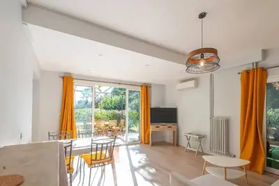 Image de Gîte de charme avec grande piscine, au milieu des vignobles, proche des plages.
