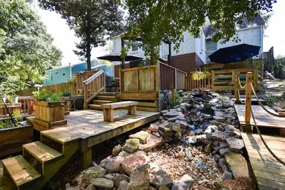 Image de Kozy 2 bedroom close to airport with relaxing outdoor space