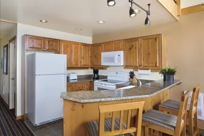 Image de Newly Renovated - 2 Bed + Loft, 3 Bath Top Floor With Panoramic Patio