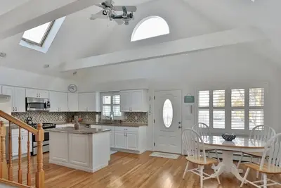 Image de Updated House With High Ceilings, 2 Blocks To Heart Of The Boardwalk