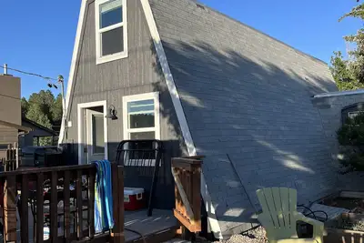 Image de Cozy A-Frame Cabin near forest