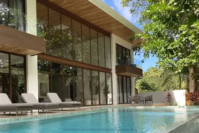 Image de Stunning New Villa, 200m from beach with amazing private pool & garden 4br/3. 5ba